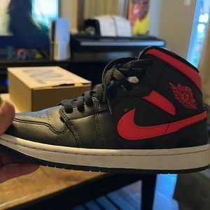 Women Air Jordan 1 MID size 8.5
